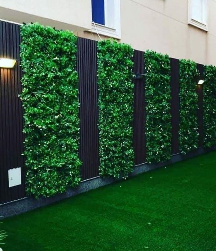 دیوار سبز روی نرده